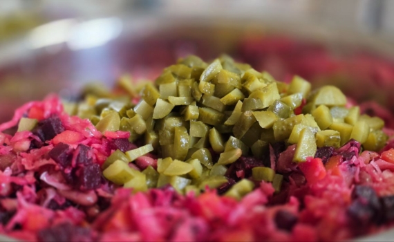 Салаты на Новый 2026 год за копейки: проверенные рецепты из студенческих общежитий — праздничные версии